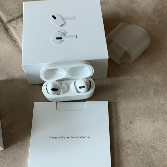 Apple Air Pods Pro 1st Generation - Picture 5 of 10